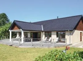 Four-Bedroom Holiday Home In Humble