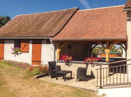 Beautiful holiday home near lake and forest, hotel in Payzac