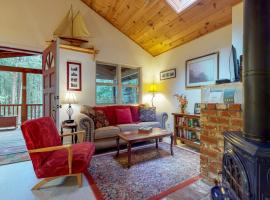 Tree Top View Cabin, villa Feltonban