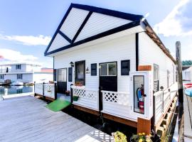 Scenic Bay Float Home Hideaway, hotel ad Athol