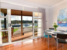 The Weiti Waterfront, hotel with parking in Whangaparaoa