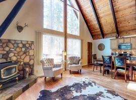 Charming Tahoe Chalet โรงแรมที่มีที่จอดรถในTahoe Valley