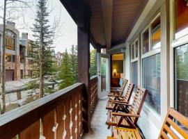 Eagle Springs East 207: Resting Moose Suite, hotel in Solitude
