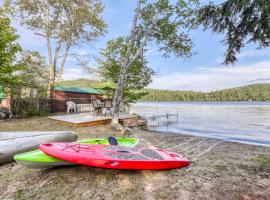 Family Oriented Cottage, casa vacanze a Brant Lake