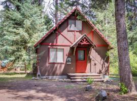 Huckleberry Riverfront Cabin, hotel in McCall