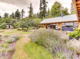 Fidalgo Island Waterfront Stunner, vacation home in Anacortes