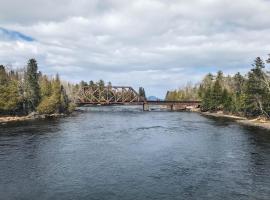 Moosehead Memories + Sandbar Cabin, hotel en Rockwood