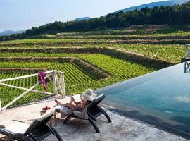 Wine Resort Villagrande โรงแรมที่มีสระว่ายน้ำในมีโล