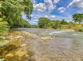 The Trout River House, cabaña o casa de campo en New Braunfels