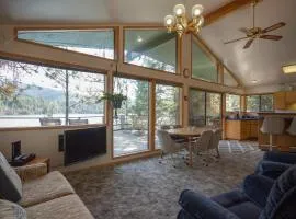 3 Bed 2 Bath Vacation home in Lake Coeur d'Alene