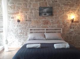 GG art aparments，位于皮兰的酒店