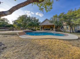 River Mountain Retreat, hotel with pools in Wimberley