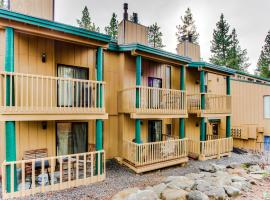 Kings Run Central Condo with Pool and Hot Tub!, hotel v destinaci Tahoe Vista