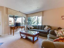 Mountain Lake Getaway (B101), apartment in Twin Beaches