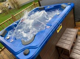 Tranquil Lodge hot tub and free golf, lodge in Swarland