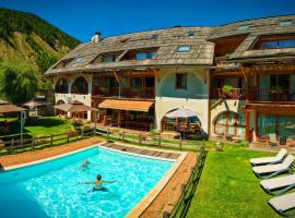 Hôtel & Spa La Ferme de l'Izoard, khách sạn gần Arvieux Ski School, Arvieux