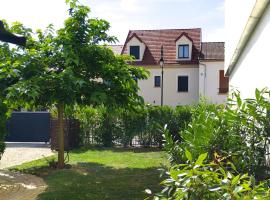 Appartement les Acacias, family hotel in Clamart