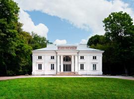 Pałac Cieleśnica, hotel near Stantsyya Lyshchytsy, Cieleśnica