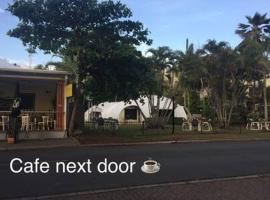 Casablanca Domes Trinity Beach, hotel in Trinity Beach