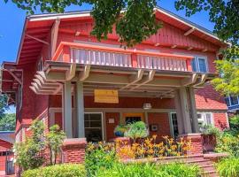 Lady Geneva Bed & Breakfast: Medford şehrinde bir otoparklı otel