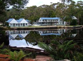 Risby Cove Boutique Hotel, hotel a Strahan