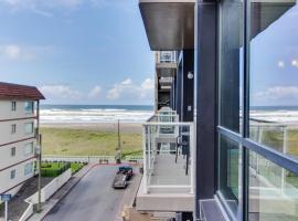Sand & Sea: The Holladay (418), apartment in Seaside
