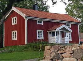 1800-tals torp i landsbygd nära till allt, hotel di Varnamo