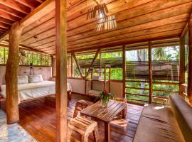 Omega Tours Eco-Jungle Lodge, chalet i La Ceiba