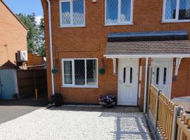Hinckley Home Sleeps 5 Complete House, cheap hotel in Leicester