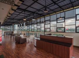 RedDoorz Plus near Semanggi, hotel v destinaci Jakarta