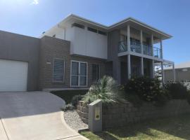 Broughton Views, hotel cerca de Anchorage Marina Port Stephens, Corlette