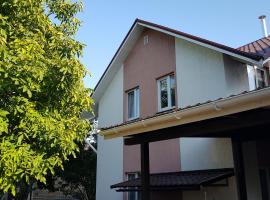 Pansija GoraTwins guest house near Boryspil airport pilsētā Hora