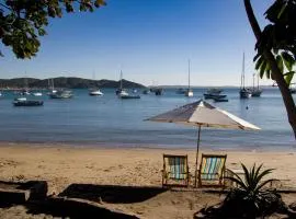 Pé na Areia da Praia dos Ossos e Seis Suítes