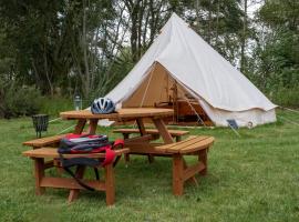 Sleeps-6 lakeside bell tent - Suffolk, cheap hotel in Sudbury