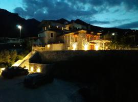 Theodora's Guest House, hotel with parking in Tyros