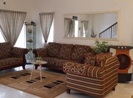 Tun Perak Homestay، كوخ في راوانغ