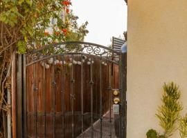 Charming Tiny Home with a private hot tub, villa i San Diego