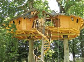 Insolite dans les arbres Les Ormes, Epiniac, Hotel in Epiniac