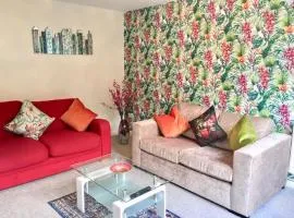 Homely & Cosy 3 Bed Birch Close House with Free Parking, Garden & Sleeps 8