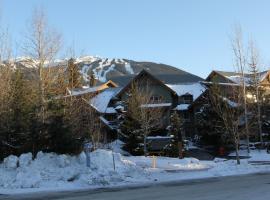 Glacier's Reach by Whistler Retreats, hotel in zona Snowplace Park, Whistler
