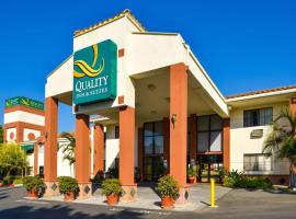 Quality Inn & Suites Walnut - City of Industry，位于Walnut的带泳池的酒店