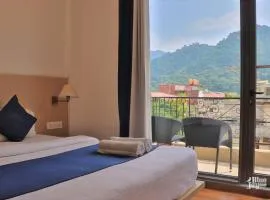 The Blue Jay Hostel - Dorms & Rooms