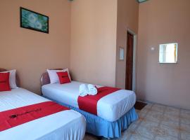 RedDoorz near Mangrove Forest Kupang, hotel near El Tari Airport - KOE, 