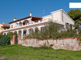 Trilocale Margine Rosso, hotel na may pool sa Quartu SantʼElena