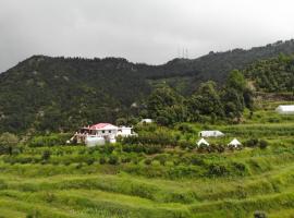 Enchanted Hills Farmstay: Mukteshwar şehrinde bir Oda ve Kahvaltı