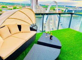 Glasgow City Centre - The PENTHOUSE with RiverViews - (Duplex, 3 Bedrooms, 3 Bathrooms, 2 Living rooms/Kitchen, Private SKY Terrace, 2 Parkings, Top Floor, Huge - 2100 sq ft, SECC HYDRO), hotel in Glasgow