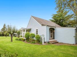 Wonderful 2BR Cottage Nr Huka Falls w Aircons, hotel with parking in Taupo