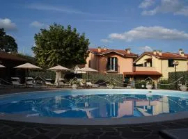 esiloM Aparthotel