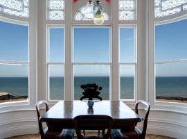 Bellevue By The Bay - Luxury Beach Pad, Panoramic Sea Views, hotel a Herne Bay