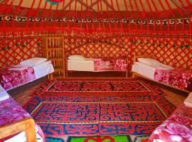 Happy Nomads Yurt Camp & Hostel, glamping v destinácii Karakol